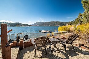 Water's Edge Estate by Avantstay Large Lakefront Cabin w/ Dock and Hot