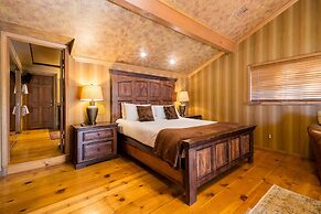 Water's Edge Estate by Avantstay Large Lakefront Cabin w/ Dock and Hot