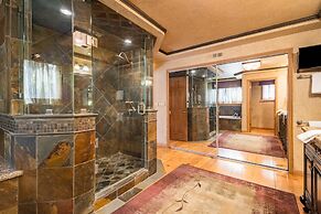 Water's Edge Estate by Avantstay Large Lakefront Cabin w/ Dock and Hot