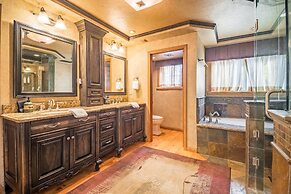 Water's Edge Estate by Avantstay Large Lakefront Cabin w/ Dock and Hot