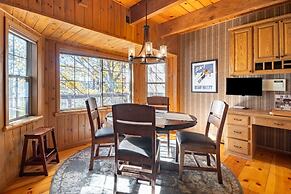 Water's Edge Estate by Avantstay Large Lakefront Cabin w/ Dock and Hot