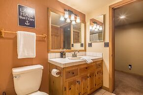 Water's Edge Estate by Avantstay Large Lakefront Cabin w/ Dock and Hot