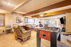 Water's Edge Estate by Avantstay Large Lakefront Cabin w/ Dock and Hot