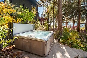 Water's Edge Estate by Avantstay Large Lakefront Cabin w/ Dock and Hot