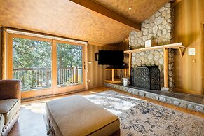 Water's Edge Estate by Avantstay Large Lakefront Cabin w/ Dock and Hot