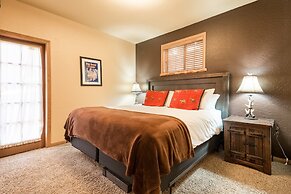 Water's Edge Estate by Avantstay Large Lakefront Cabin w/ Dock and Hot