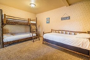 Water's Edge Estate by Avantstay Large Lakefront Cabin w/ Dock and Hot