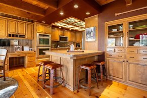 Water's Edge Estate by Avantstay Large Lakefront Cabin w/ Dock and Hot