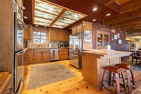 Water's Edge Estate by Avantstay Large Lakefront Cabin w/ Dock and Hot