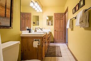 Water's Edge Estate by Avantstay Large Lakefront Cabin w/ Dock and Hot