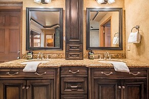 Water's Edge Estate by Avantstay Large Lakefront Cabin w/ Dock and Hot