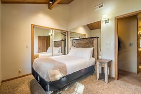 Water's Edge Estate by Avantstay Large Lakefront Cabin w/ Dock and Hot