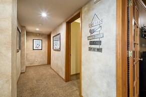 Water's Edge Estate by Avantstay Large Lakefront Cabin w/ Dock and Hot