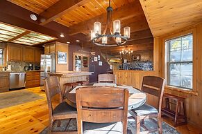 Water's Edge Estate by Avantstay Large Lakefront Cabin w/ Dock and Hot