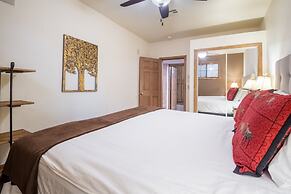 Water's Edge Estate by Avantstay Large Lakefront Cabin w/ Dock and Hot