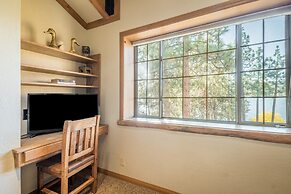 Water's Edge Estate by Avantstay Large Lakefront Cabin w/ Dock and Hot