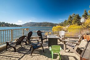 Water's Edge Estate by Avantstay Large Lakefront Cabin w/ Dock and Hot