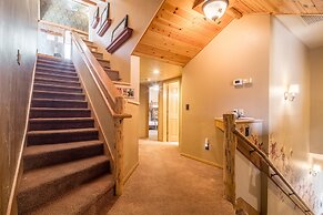 Water's Edge Estate by Avantstay Large Lakefront Cabin w/ Dock and Hot