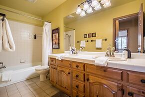 Water's Edge Estate by Avantstay Large Lakefront Cabin w/ Dock and Hot