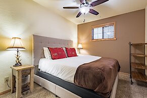 Water's Edge Estate by Avantstay Large Lakefront Cabin w/ Dock and Hot