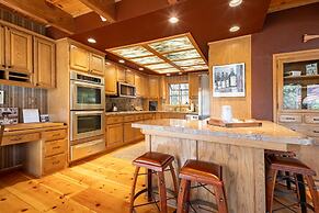 Water's Edge Estate by Avantstay Large Lakefront Cabin w/ Dock and Hot