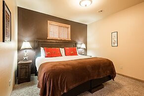 Water's Edge Estate by Avantstay Large Lakefront Cabin w/ Dock and Hot