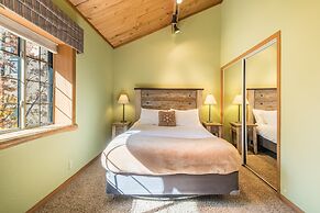 Water's Edge Estate by Avantstay Large Lakefront Cabin w/ Dock and Hot