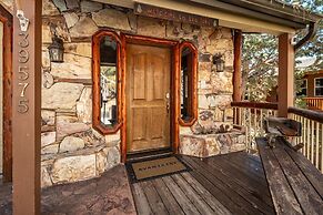 Water's Edge Estate by Avantstay Large Lakefront Cabin w/ Dock and Hot