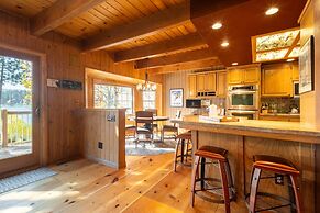 Water's Edge Estate by Avantstay Large Lakefront Cabin w/ Dock and Hot