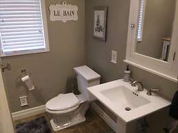 Historic Twin Tudors Inn