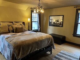 Historic Twin Tudors Inn