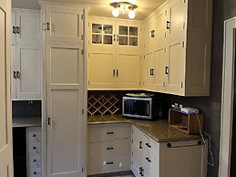 Historic Twin Tudors Inn