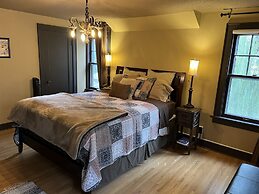 Historic Twin Tudors Inn