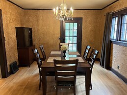 Historic Twin Tudors Inn