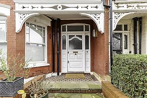 Beautiful Three Bed Abode Near Dollis Hill