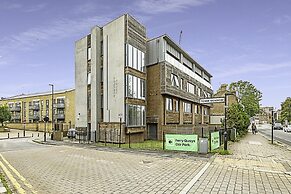 Beautiful Abode In Brentford