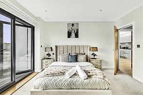 Beautiful Abode In Brentford