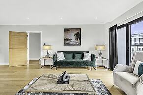 Beautiful Abode In Brentford