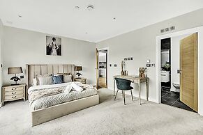 Beautiful Abode In Brentford