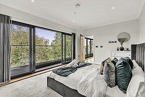 Beautiful Abode In Brentford
