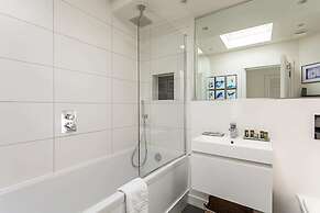 Bright and Spacious Penthouse With Terrace