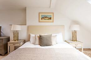 Bright and Spacious Penthouse With Terrace