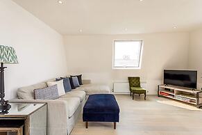 Bright and Spacious Penthouse With Terrace