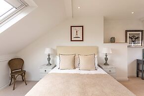 Bright and Spacious Penthouse With Terrace