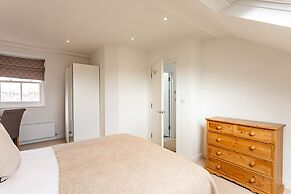 Bright and Spacious Penthouse With Terrace