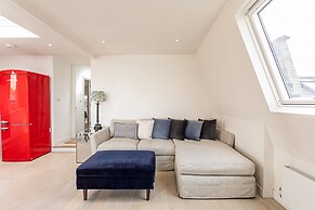 Bright and Spacious Penthouse With Terrace