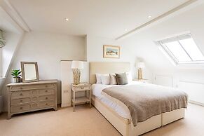 Bright and Spacious Penthouse With Terrace