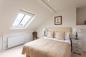 Bright and Spacious Penthouse With Terrace