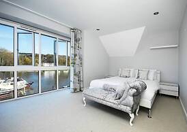 The Oars - Riverfront Property - From 300 Per Night