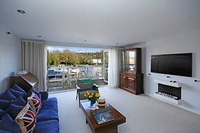 The Oars - Riverfront Property - From 300 Per Night